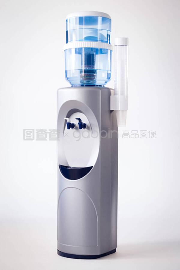 白色背景的饮水机 现代办公与家居饮水设备的融合美学与功能选择